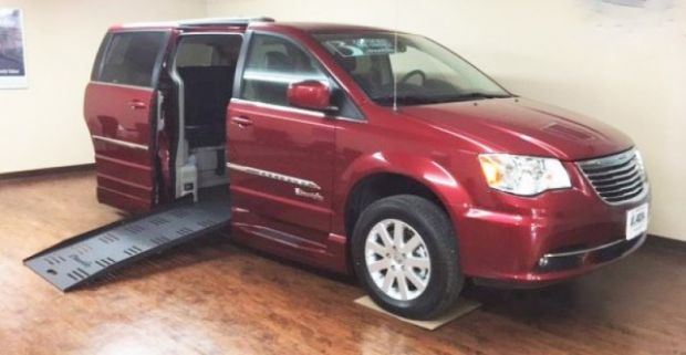 photo of 2016 Chrysler Town & Country Touring Braunability Entervan Braunability 