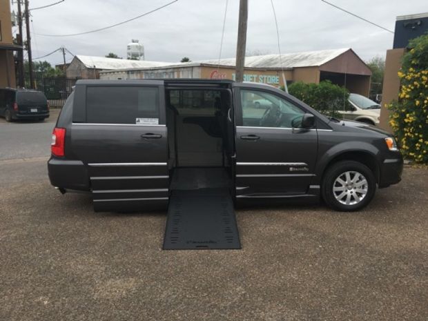 photo of 2016 Chrysler Town & Country Touring Braunability Xi Braunability 